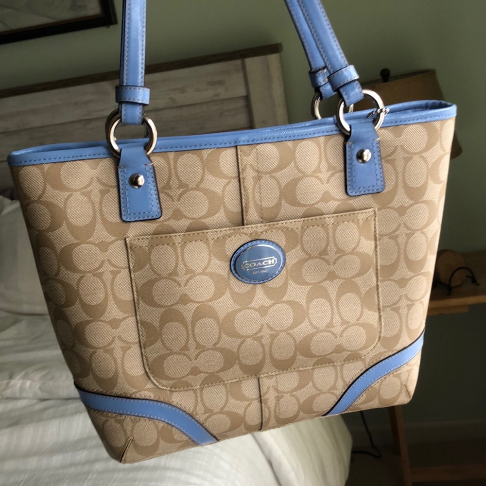 Like new! Coach purse! Pops of blue!